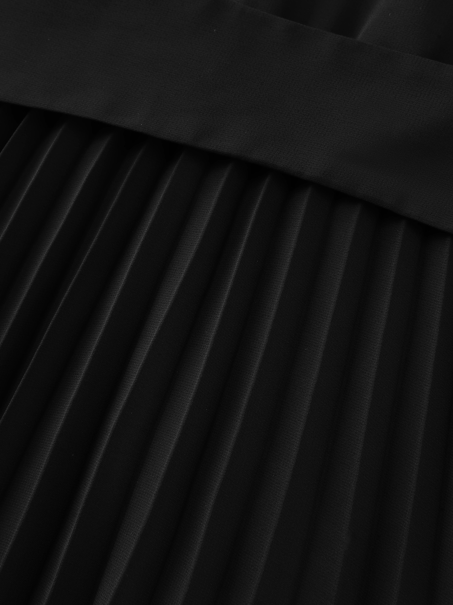 Side view of BloomChic Women's Plus Size Pleated Waist-Defining Sleeveless Maxi Dress Pureblack Party Maxi Cold Shoulder Round Neck 10/M