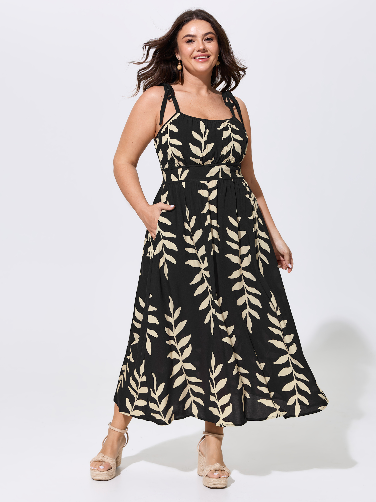 BloomChic Women's Plus Size Leaf Print Shirred Adjustable Tie Maxi Dress BlackFlower Leaf Maxi Vacation Smocked 10/M