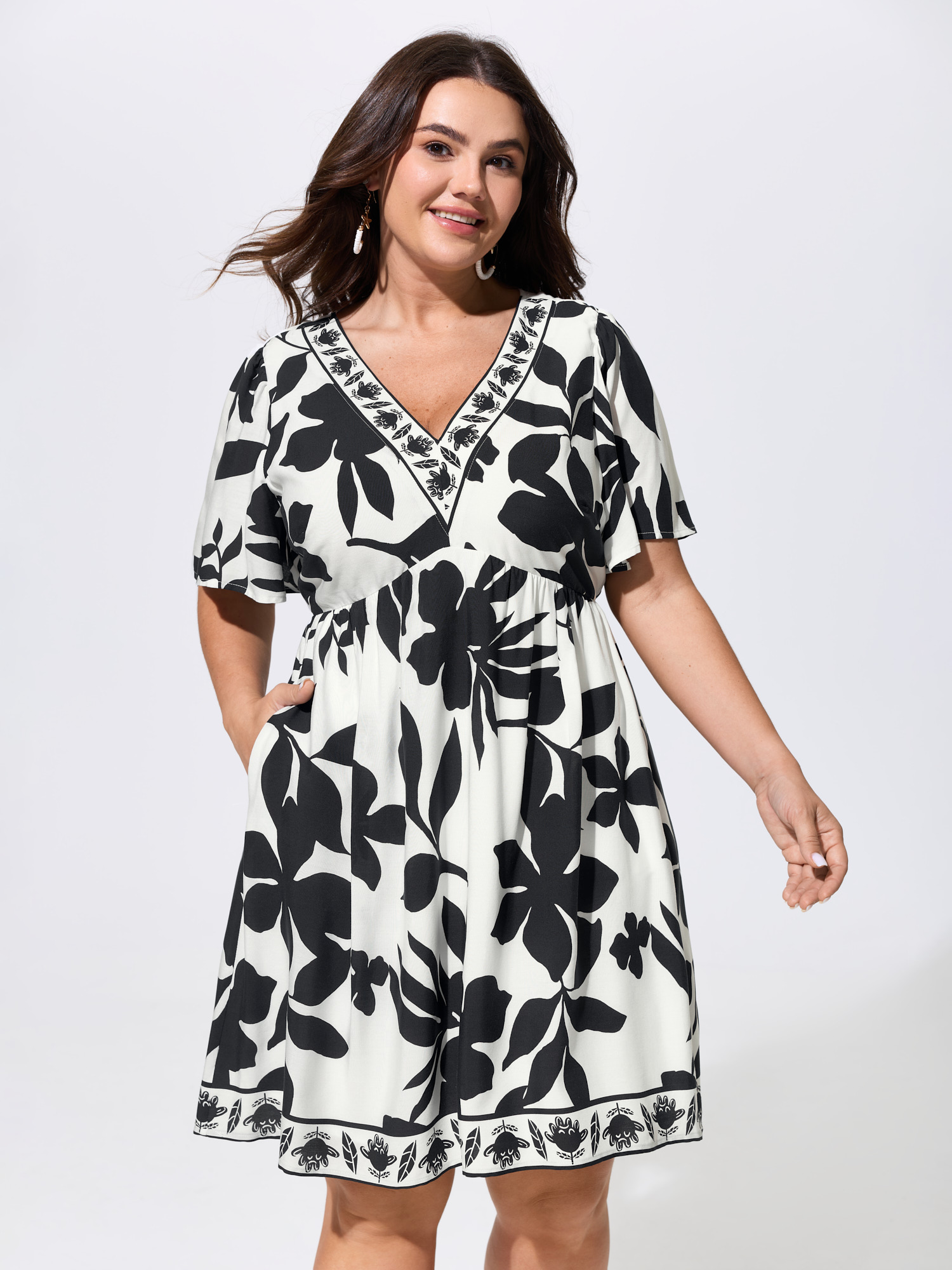 BloomChic Women's Plus Size Colorful Floral Print V-Neck Mini Dress BlackFlower Floral Short Vacation 30/6X