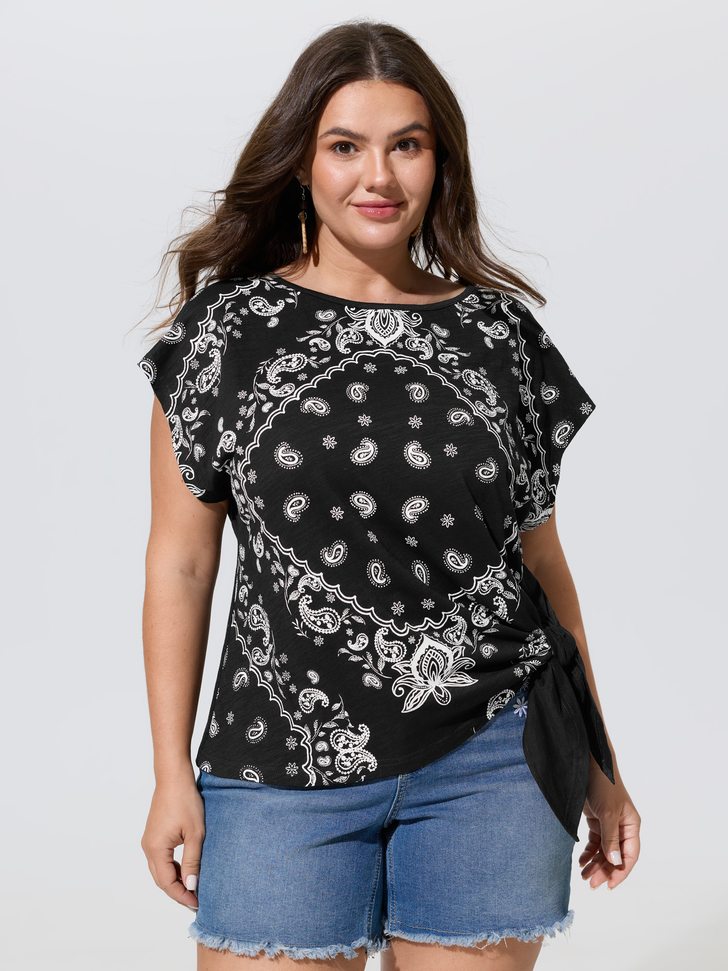 BloomChic Women's Plus Size Cotton Paisley Print Knotted Side T-Shirt Black Paisley Vacation Cap Sleeve Round Neck 10/M