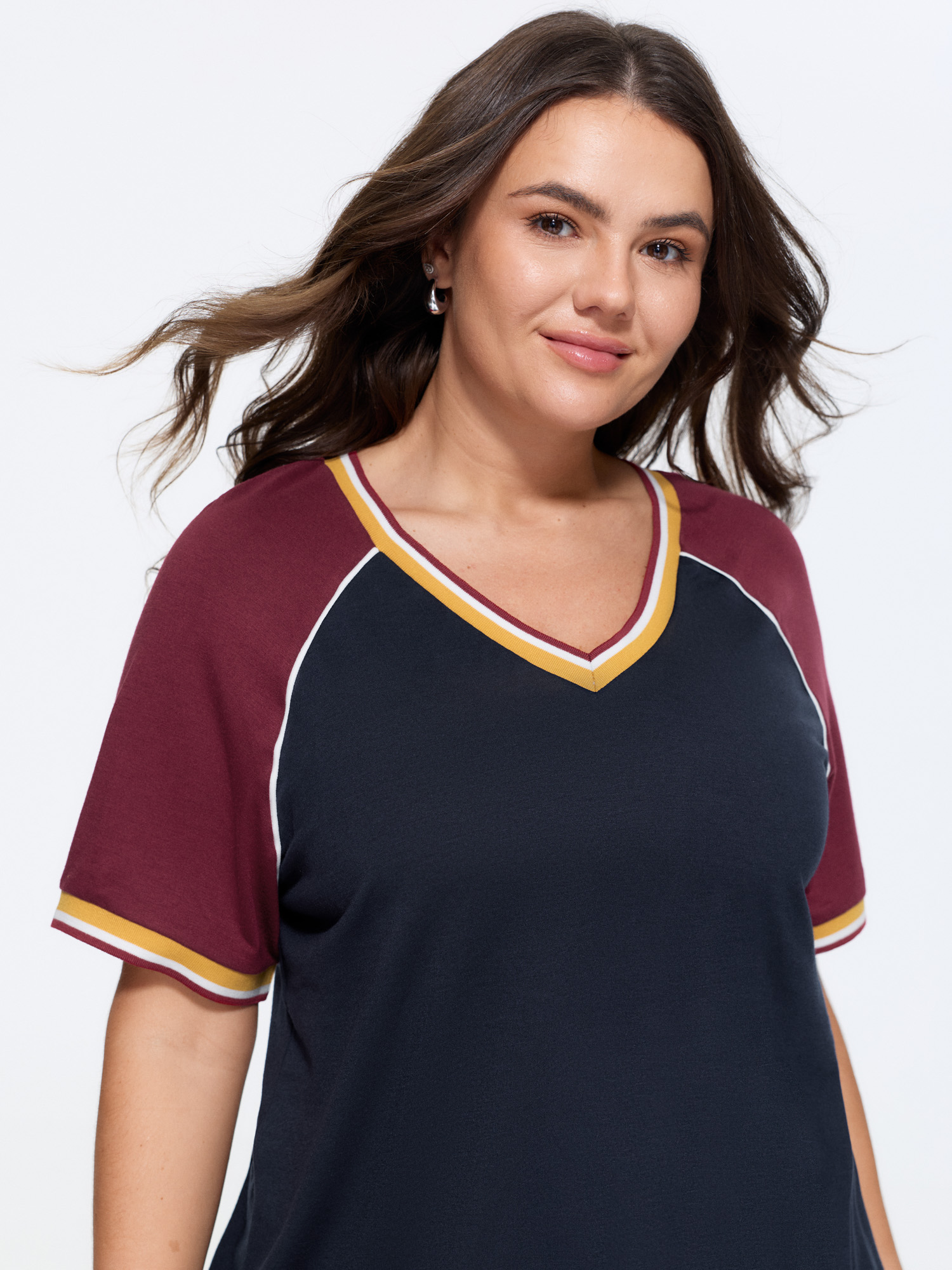 BloomChic Women's Plus Size Supersoft Color Contrast Raglan Sleeve T-Shirt Indigo Solid Everyday-Casual Short sleeve V-Neck 28/5X