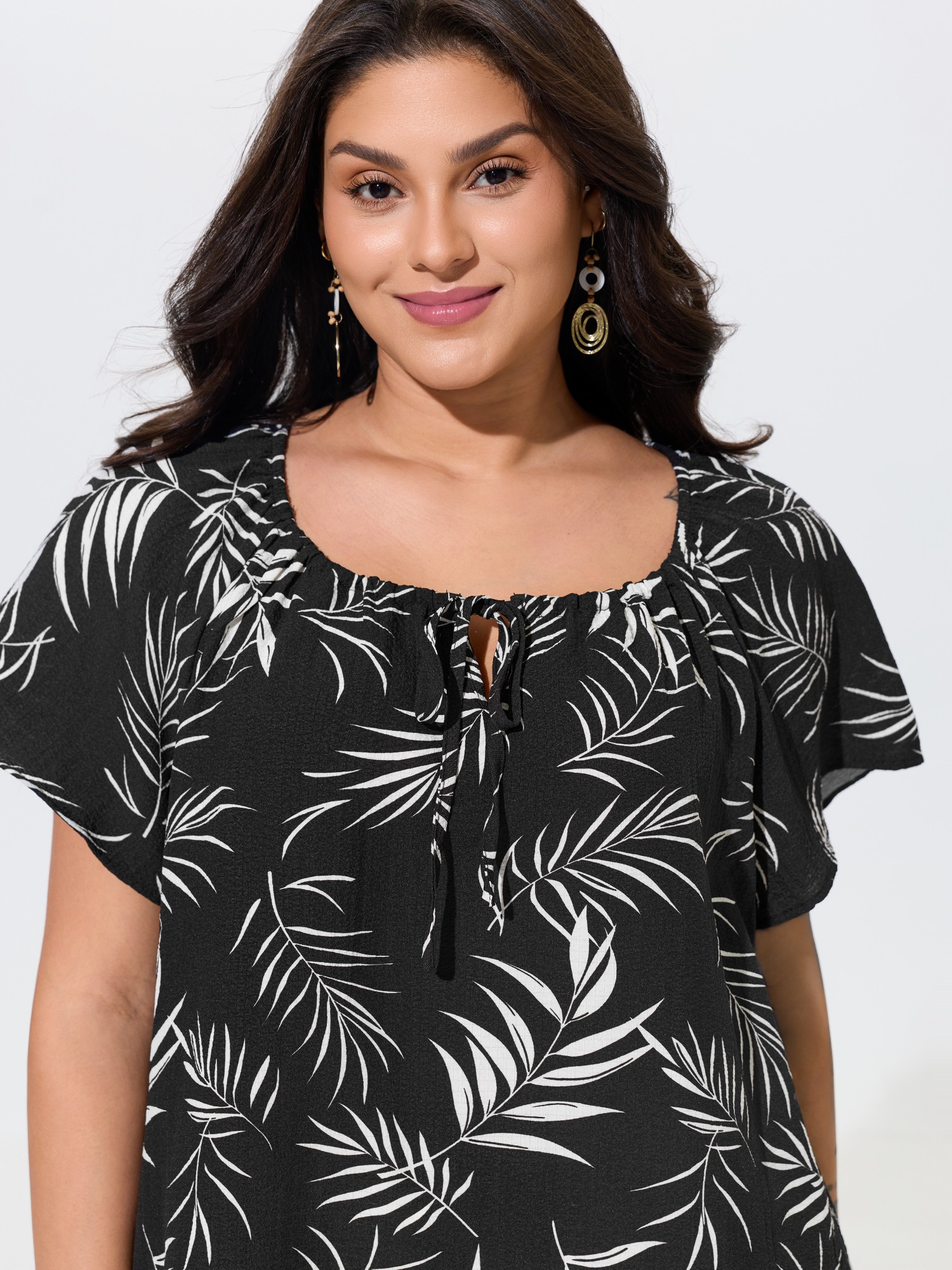 BloomChic Women's Plus Size Palm Leaf Print Drawstring Neck Blouse BlackFlower Tropical Vacation Short sleeve Round Neck 10/M