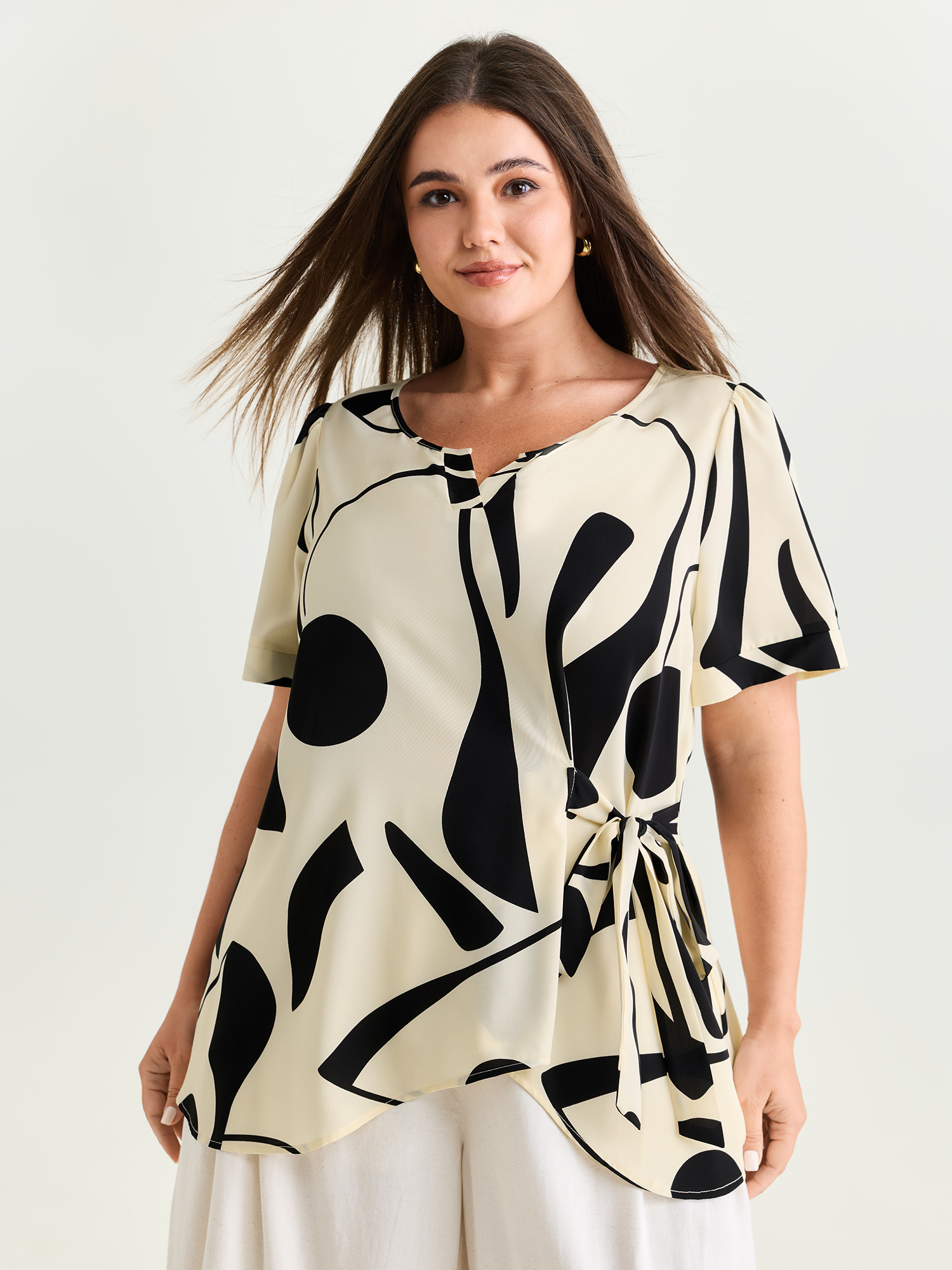 BloomChic Women's Plus Size Abstract Print Knotted Blouse Beige Art Print Office Short sleeve V-Notch Neck 10/M