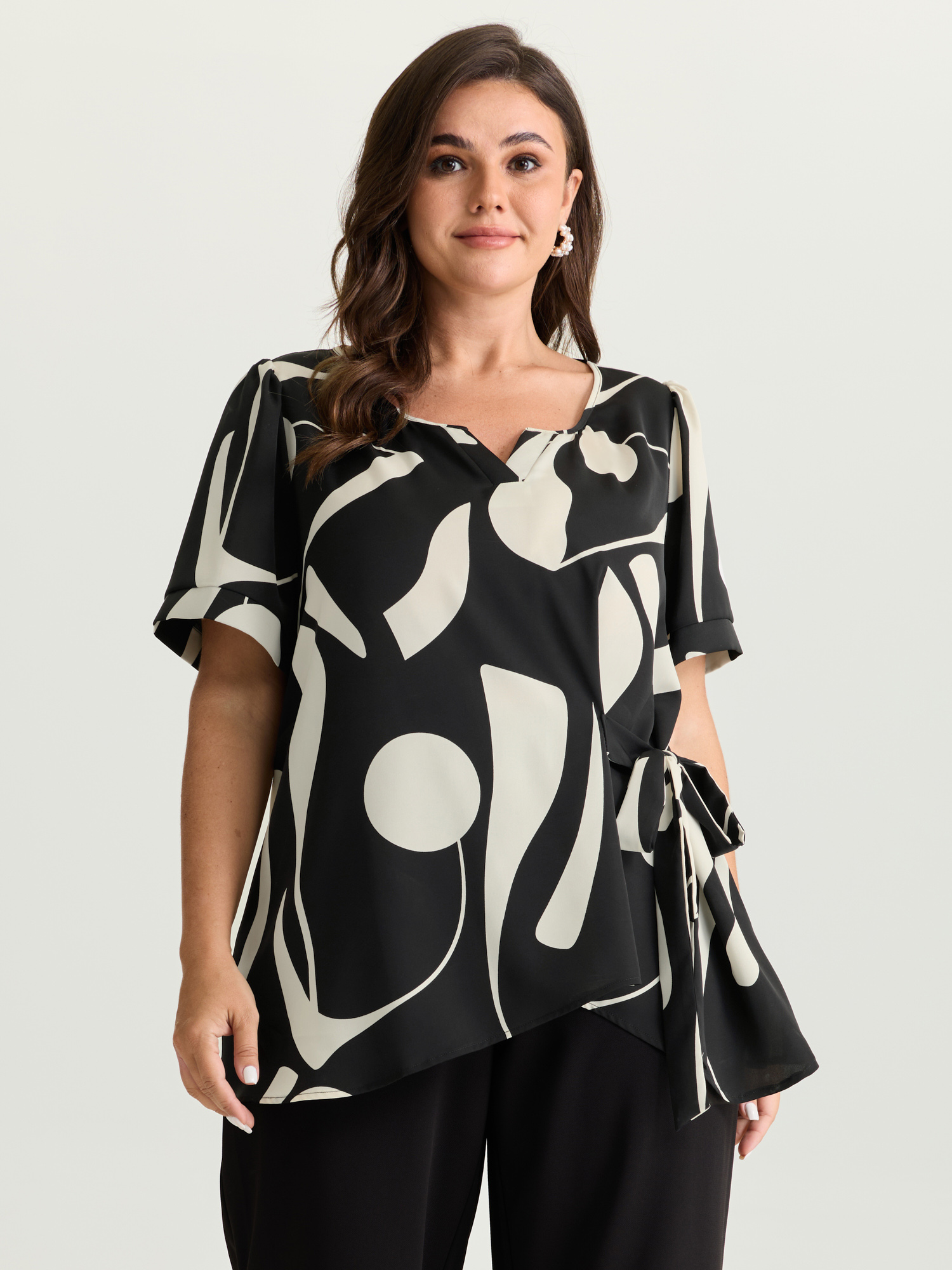 BloomChic Women's Plus Size Abstract Print Knotted Blouse Black Art Print Office Short sleeve V-Notch Neck 10/M
