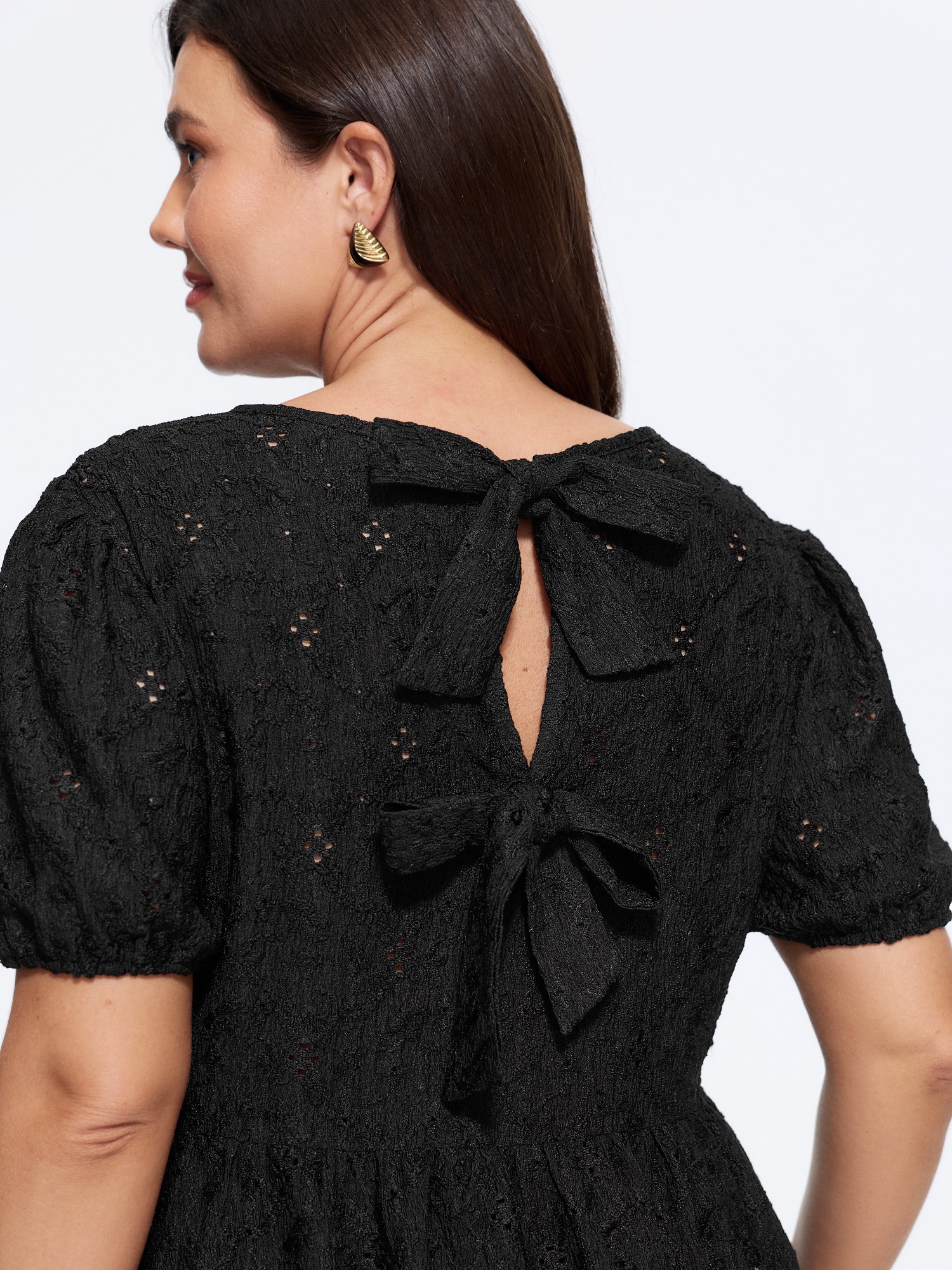 BloomChic Women's Plus Size Textured Double Bow Knot Back Cut Out Top Black Short sleeve Everyday-Elegant V-Neck 22-24/3X