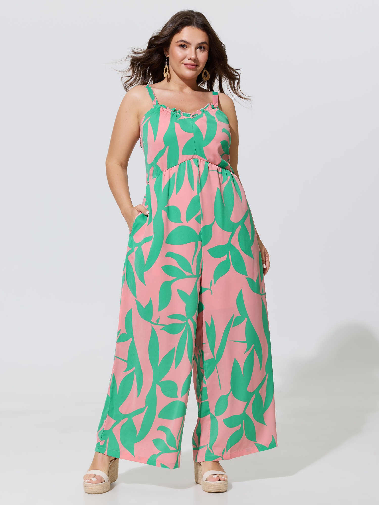 BloomChic Women's Plus Size Silhouette Floral Print Sweetheart Jumpsuit Crepe Vacation 10/M