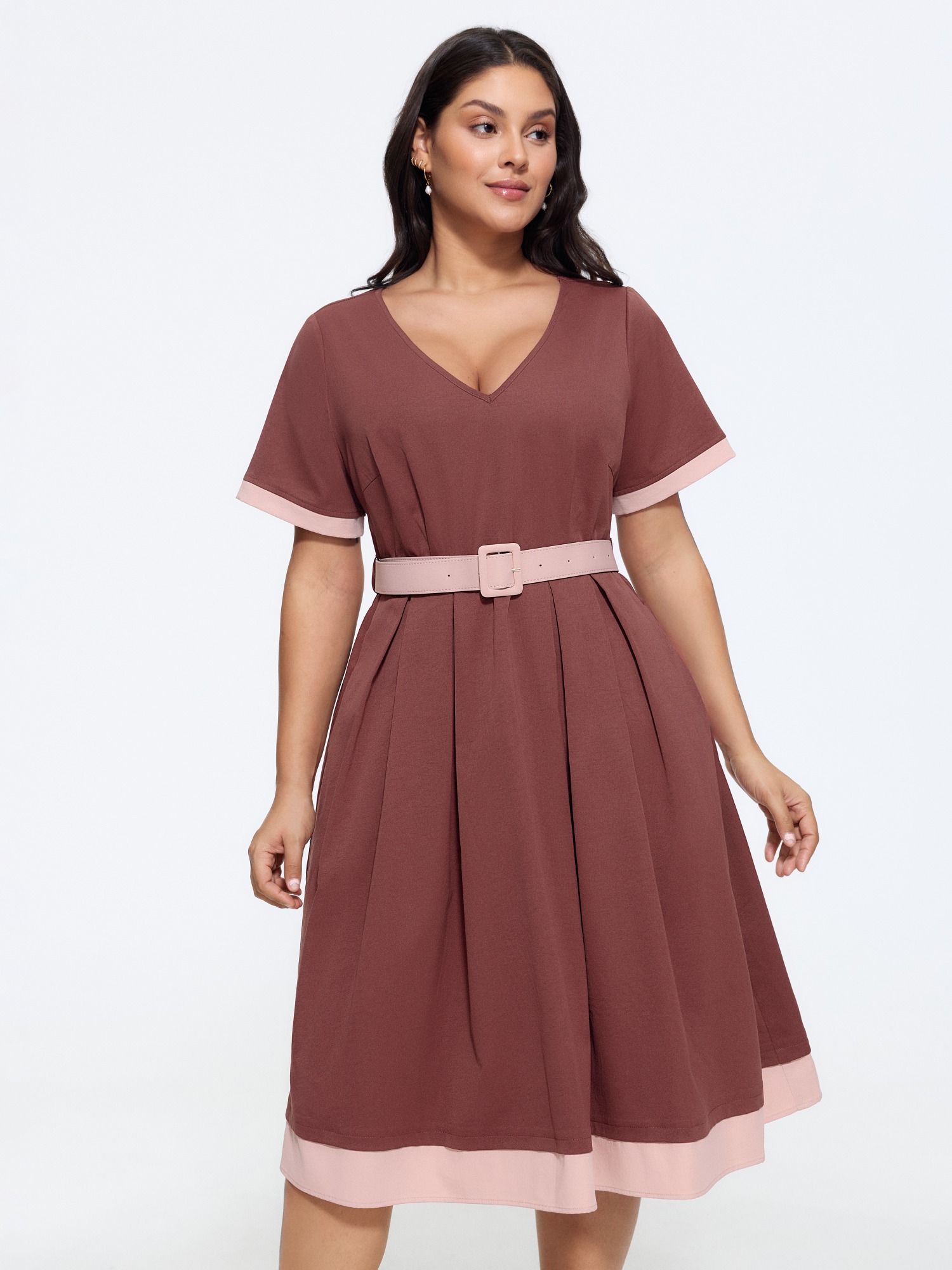 BloomChic Women's Plus Size V‑Neck Contrast Trim Belted Pleated Midi Dress Browncoffeecolor Solid Midi Everyday-Elegant Colorblock 10/M