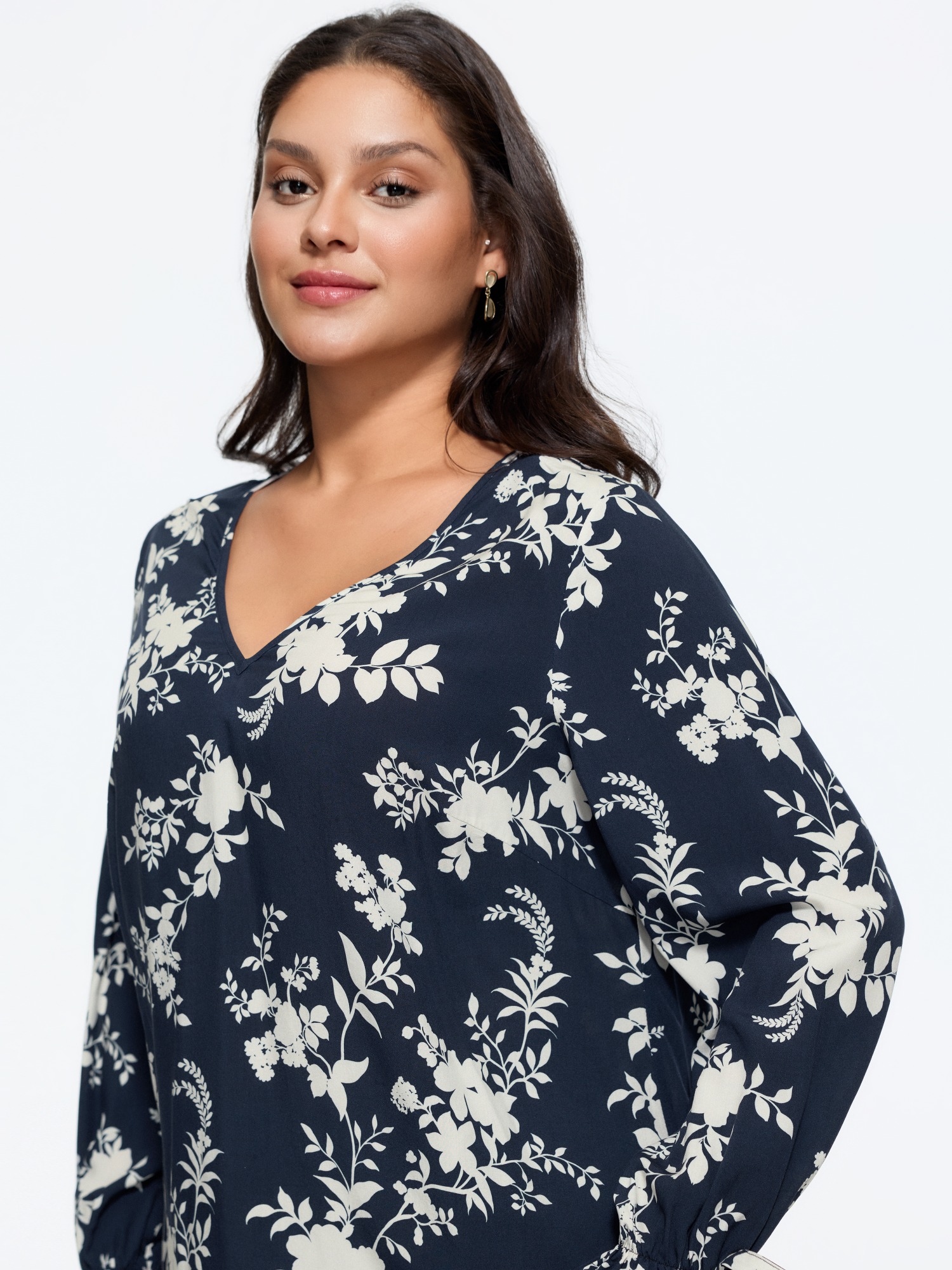 BloomChic Women's Plus Size Floral Print Tie Cuff Detail Blouse Ocean Floral Everyday-Elegant Long Sleeve V-Neck 10/M