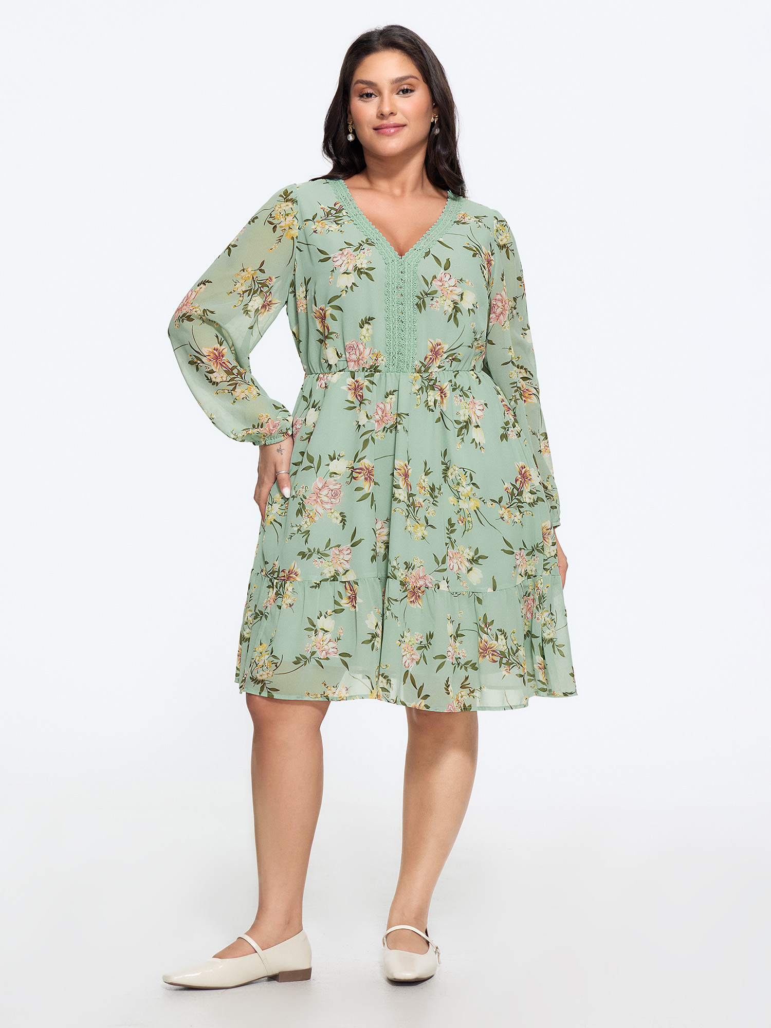 BloomChic Women's Plus Size Floral Print Lace Trim V‑Neck Mini Dress Greenbean Floral Mini Everyday-Elegant Patchwork 10/M