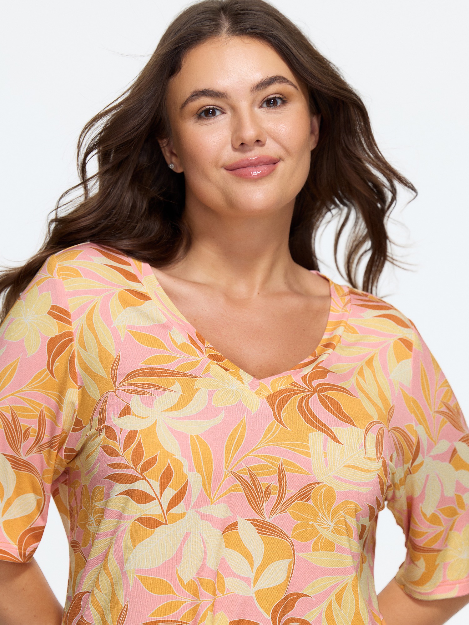 BloomChic Women's Plus Size Supersoft Floral Print V‑Neck T‑Shirt Blush Botanical Everyday-Casual Short sleeve Deep V-Neck 10/M
