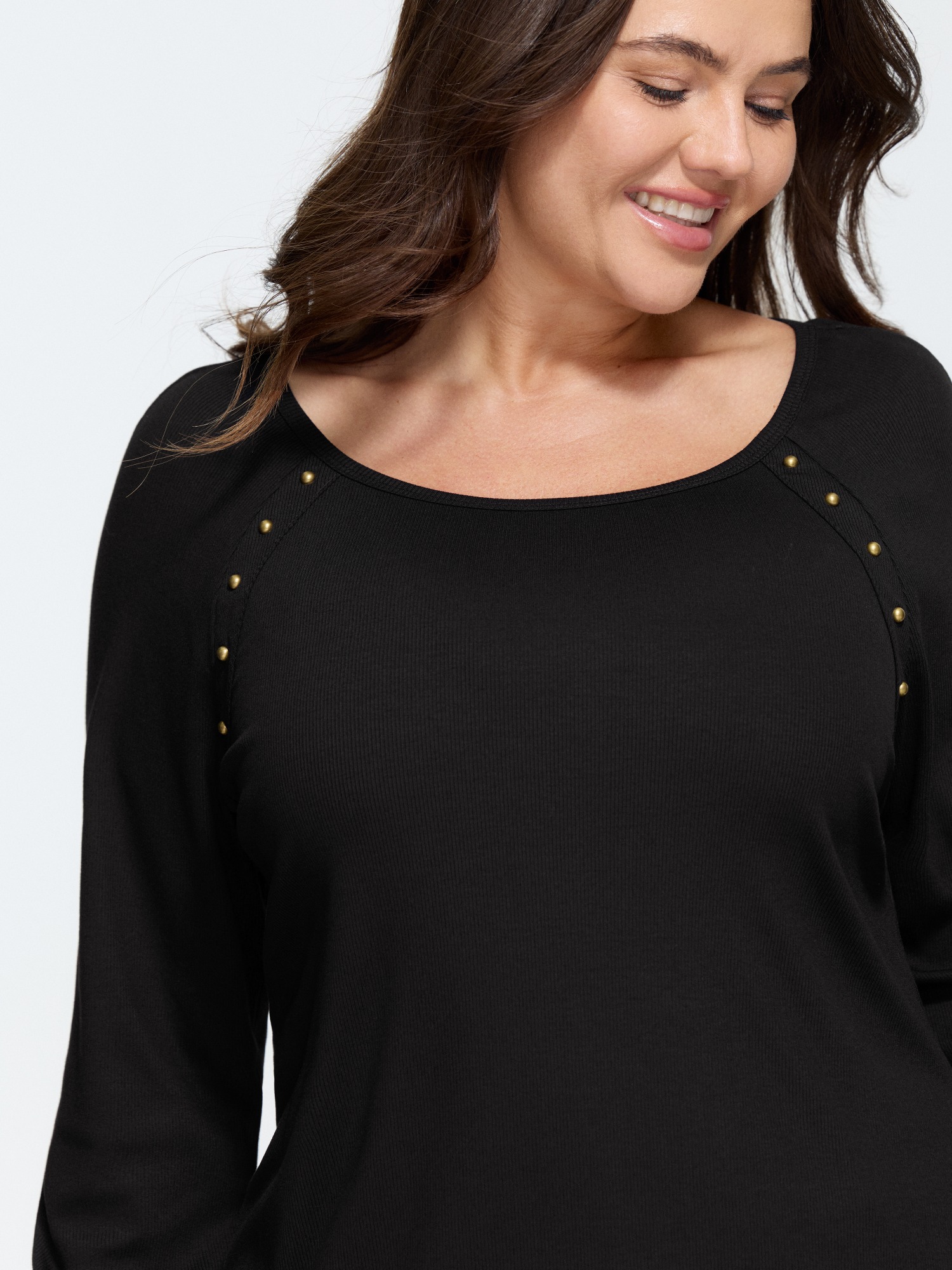 BloomChic Women's Plus Size Supersoft Metal Stud Raglan Long Sleeve T-Shirt Black Solid Everyday-Casual Long Sleeve Scoop Neck 10/M