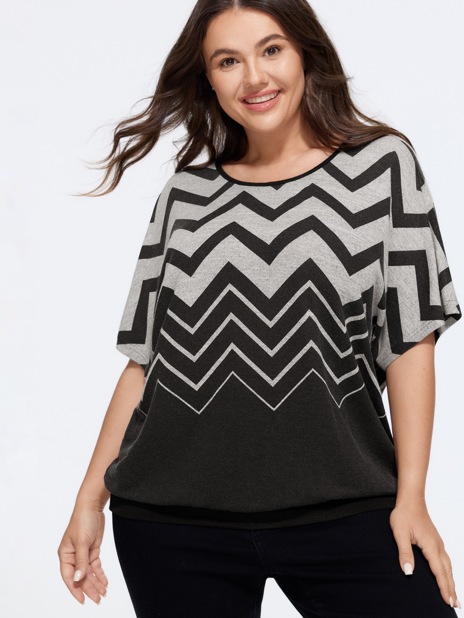 BloomChic Women's Plus Size Supersoft Chevron Zigzag Batwing Sleeve T-Shirt Alabaster Gray Geometric Everyday-Casual Short sleeve Round Neck 10/M
