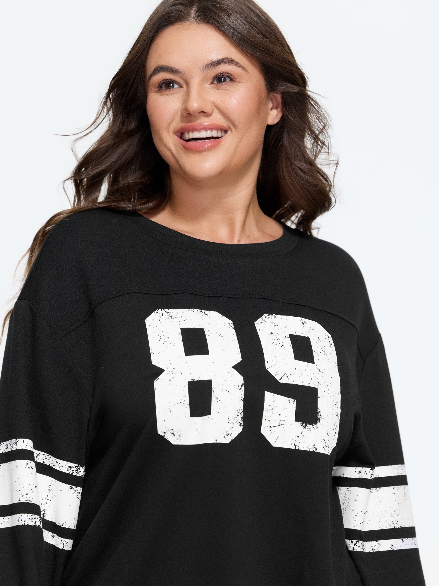 BloomChic Women's Plus Size Vintage 89 Number Print Sweatshirt Black Everyday-Casual Round Neck 10/M