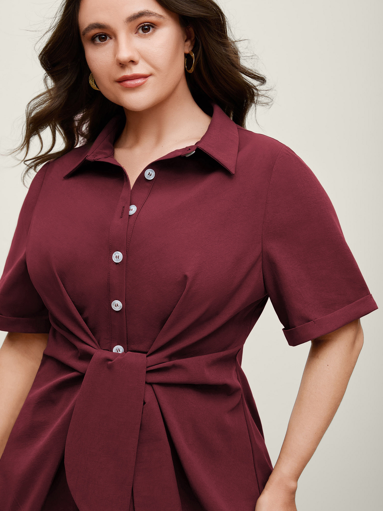 BloomChic Women's Plus Size Knotted Front Asymmetrical Hem Blouse Burgundy Solid Office Short sleeve Collared Neck 10/M