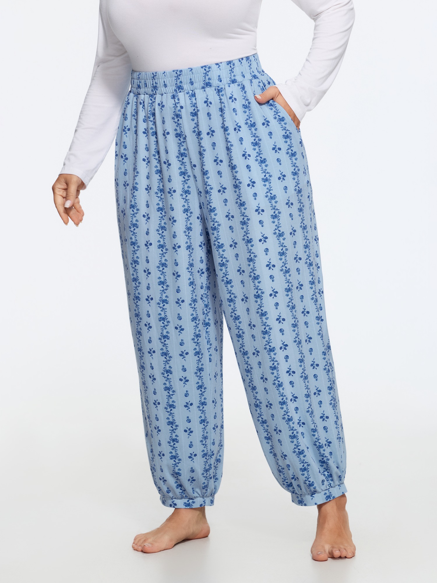 BloomChic Women's Plus Size Supersoft Floral Elastic Waist Lounge Bottoms Ultramarine Cropped 10/M