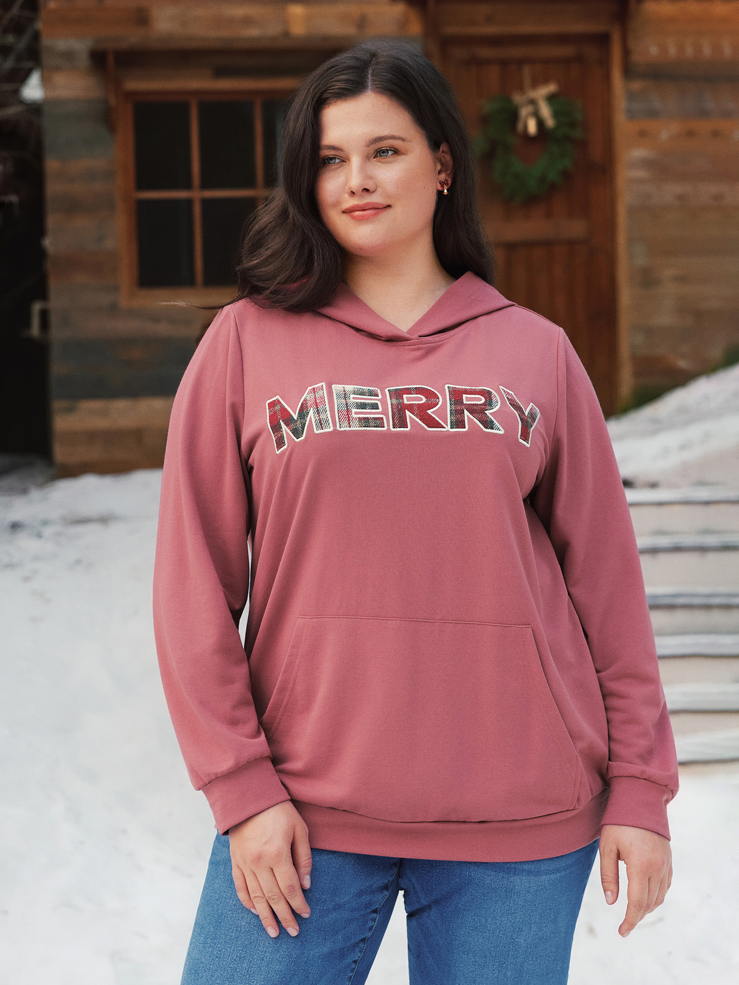 BloomChic Plus Size MERRY Letter Plaid Patch Hooded Sweatshirt - Women's Dusty Cedar Christmas Hooded Neck Easy Pull-On Long Sleeve 节庆款 Sweatshirts 14/M